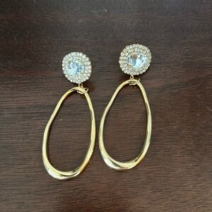 Gold tone sparkling earrings